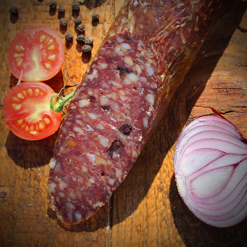 Mangalica vastagkolbász vörösáfonyával felezett